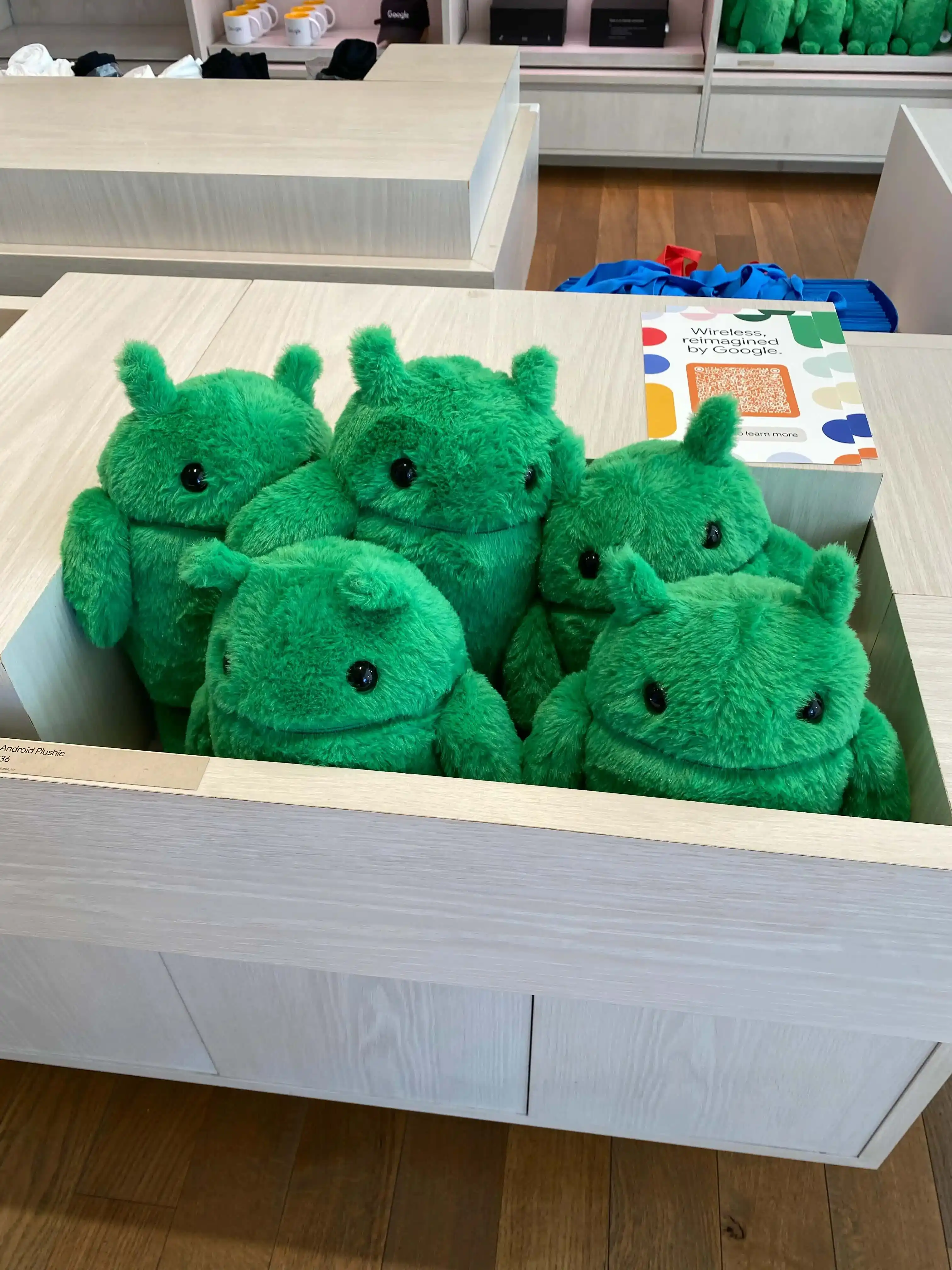 Many green robot dolls, Android mascot characters, are being sold